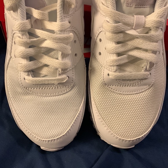 BEAUTIFUL BNIB NIKE AIR SIZE 9.5 SNEAKER - Picture 3 of 9